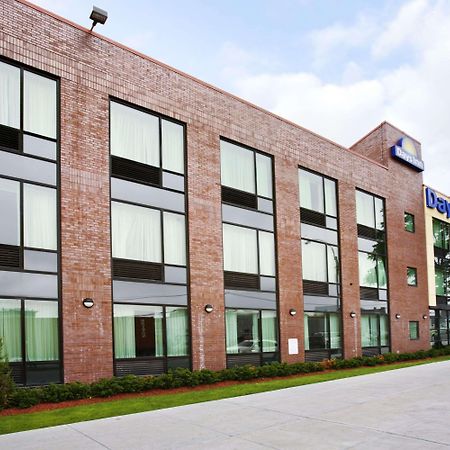 Days Inn Bronx New York Exterior photo